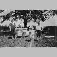 070-0081 Kawernicken, Auguste Skrimmer mit ihren Kindern Helga und Willi und den ZwillingenErich und Ursel im Kinderwagen.jpg